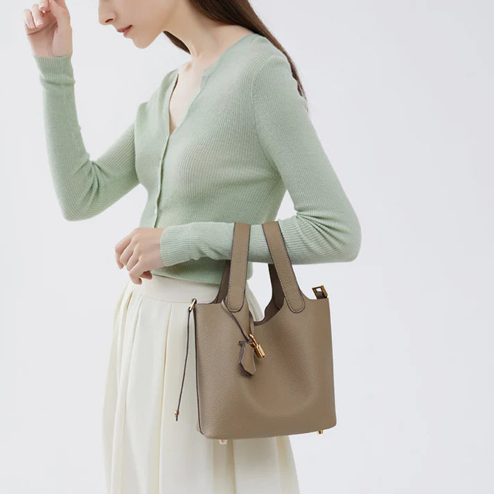 Carmen Trend™ | Bucket-style leather clutch