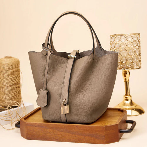 Carmen Trend™ | Bucket-style leather clutch